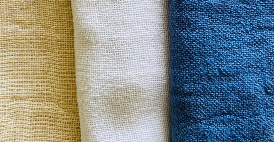 Toalhas Industriais: Entenda as Diferenças entre as Cores Cru, Branca e Azul